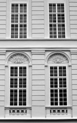 Obraz premium Four Windows of the old palace of the European city