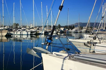 Crédence de cuisine en verre imprimé Sports nautique Bateaux à voile et yachts reflétés dans la marina calme