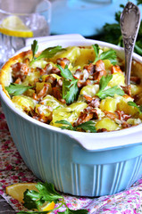 Potato and chanterelles baked in milk sauce.