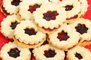 Weihnachtsgebäck mit Marmelade