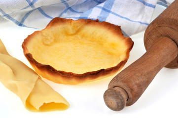 Tartelette cuite et vide avec rouleau à pâtisserie