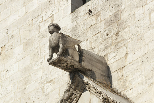 igure above the entrance to the Basilica of San Nicola in Bari