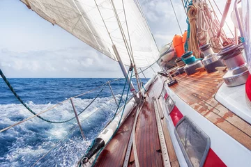 Deurstickers zeilboot navigeren op de golven © Federico Rostagno