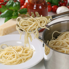 Spaghetti Pasta kochen: Nudeln vom Topf auf den Teller servieren