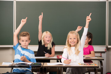 Kinder melden sich in der Schule