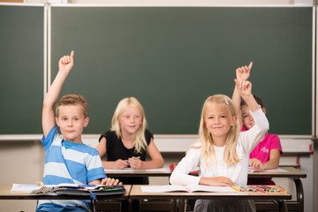 Kinder melden sich in der Schule