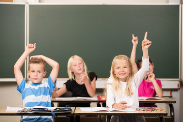 Kinder melden sich in der Schule