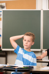 Junge überlegt in der Grundschule