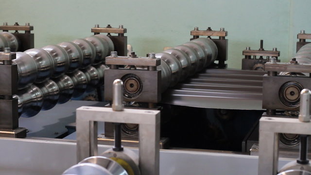 Automated machine making aluminium profiles
