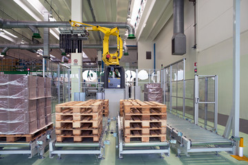 Factory - Production of cardboard foodstuff containers