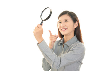 拡大鏡を持つ女性
