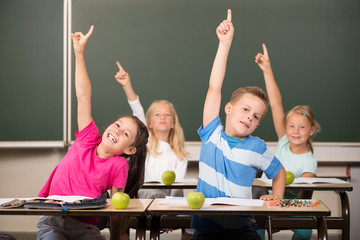 Kinder melden sich in der Grundschule