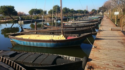 Barcas amarradas al embarcadero