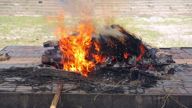 death corpse burning cremation fire, pashupatinath temple, kathmandu, nepal