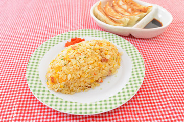 美味しそうな炒飯と餃子