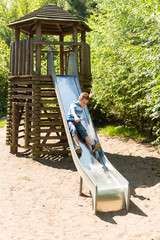 Junge auf der Rutsche