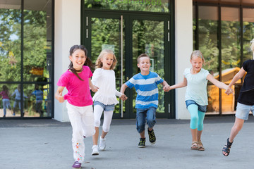 Kinder laufen auf dem Schulhof