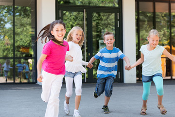 Kinder laufen auf dem Schulhof