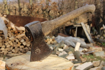 топор