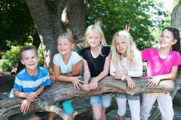 Kinder auf dem Spielplatz