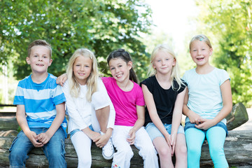 Kinder auf dem Spielplatz