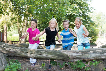 Kinder springen auf dem Spielplatz