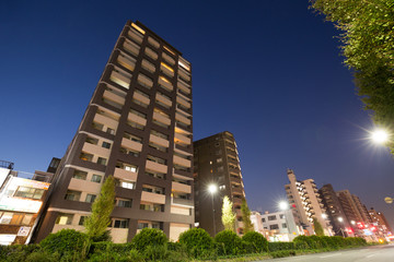 Fototapeta premium 夕暮れのマンション街