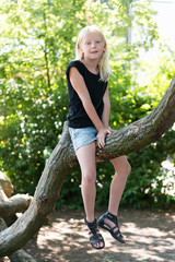 Mädchen klettert auf dem Spielplatz