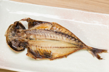 焼いたアジの干物