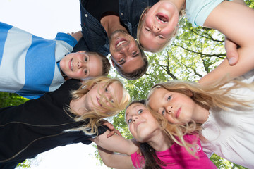 Kinder kopfüber auf dem Spielplatz