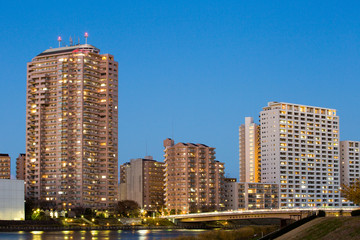 夕暮れの大型マンション　