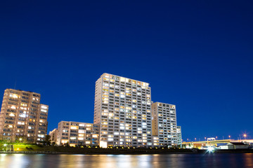 Naklejka premium 隅田川沿いの大型マンション