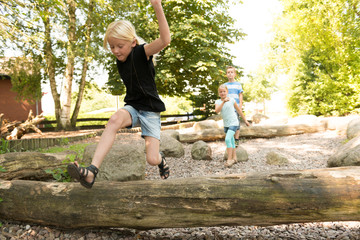 Kinder auf dem Spielplatz