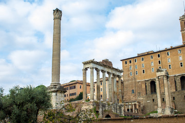 Obraz premium Colonna di Foca e Tempio di Saturno a Roma