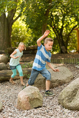 Kinder auf dem Spielplatz