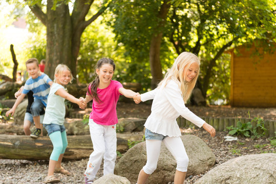 Kinder auf dem Spielplatz