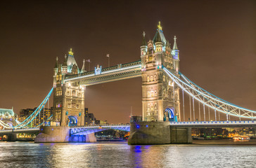Obraz premium Awesome night view of Tower Bridge with river Thames reflections