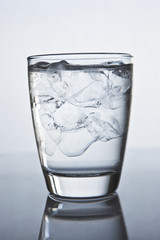 グラスに入った氷と水