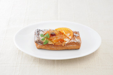 お皿にのせた オレンジ マーマレード パイのお菓子 テーブルクロス