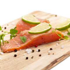 Fresh salmon fillet with oregano and lime slices