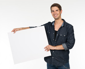 Mann hält Schild