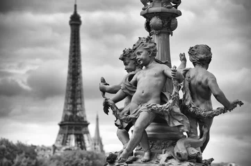 Zelfklevend Fotobehang Parijs Frankrijk Eiffeltoren met standbeelden van cherubijnen © lazyllama