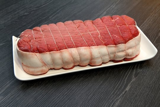 roti de boeuf cru, bard&eacute; et ficel&eacute;