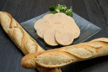 tranches de foie gras et baguette de pain