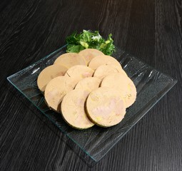 bloc de foie gras en tranches sur un plat