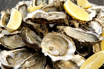 huîtres ouvertes sur un plat