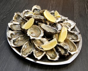huîtres ouvertes sur un plat