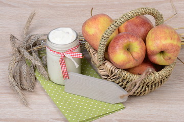 Joghurt und Äpfel