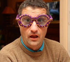 homme aux  lunettes,air ahuri