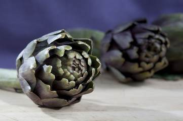 Obraz premium artichoke on a purple background